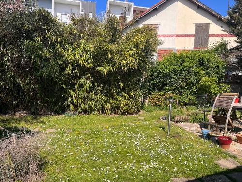 A room and garden close to Paris