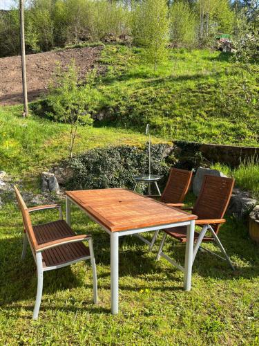 Κήπος έξω από το S-SUITE das Design-Ferienhaus im Schwarzwald