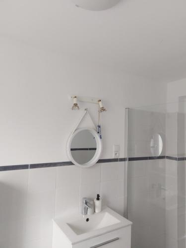 緬滋波爵的住宿－Pokoje Gościnne KEJA，白色的浴室设有水槽和镜子