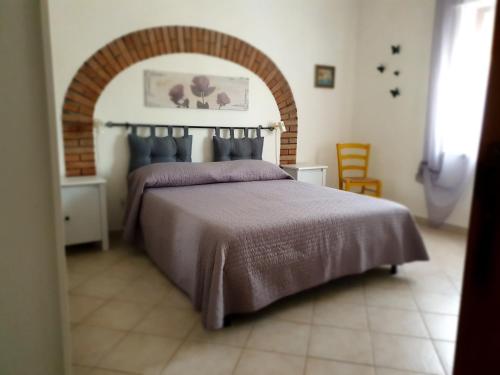 - une chambre avec un grand lit dans l'établissement Nato Contadino, à Capalbio