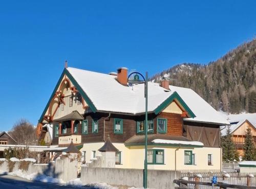 una casa con la neve sopra di FeWo Michaela 