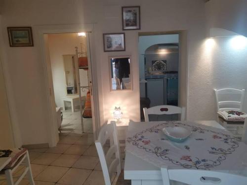 - une salle à manger et une cuisine avec une table et des chaises dans l'établissement Casa Centro storico Gallipoli, à Gallipoli