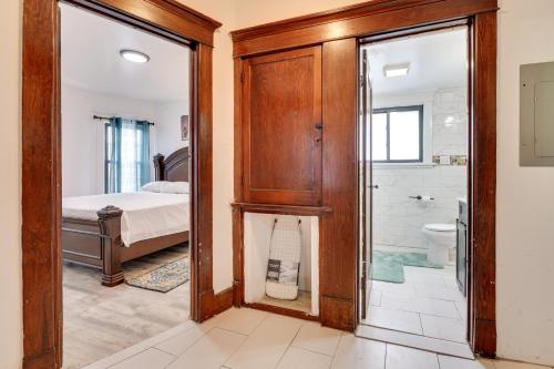 ein Badezimmer mit einer Glastür, die zu einem Schlafzimmer führt. in der Unterkunft Buffalo Vacation Rental about 20 Mi to Niagara Falls! in Buffalo