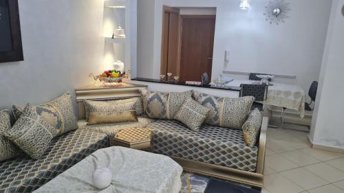 a living room with a couch and a table at Chez Nina in Asilah
