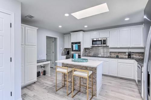 Η κουζίνα ή μικρή κουζίνα στο Luxury Granbury Home with Private Boat Dock!