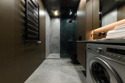 a laundry room with a washing machine in a bathroom at Luxury Apartments-Belochka in Uzhhorod