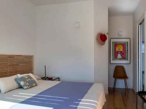 ein Schlafzimmer mit einem Bett und einem Stuhl in der Unterkunft Segesta - with panoramic outdoor area and swimming pool in Parzanica