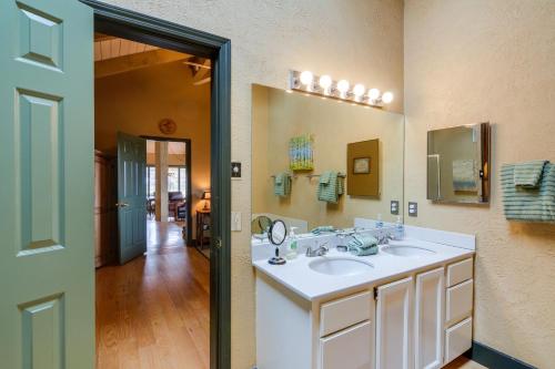 une salle de bain avec deux lavabos et un miroir dans l'établissement Pagosa Springs Vacation Rental Near Reservoir!, à Pagosa Springs