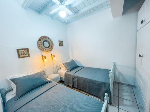 Tempat tidur dalam kamar di Cosy Home at Kalafatis beach - Cielo Homes