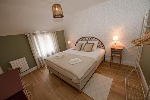um quarto com uma cama e uma escada em Le clos des voisins em Verneuil