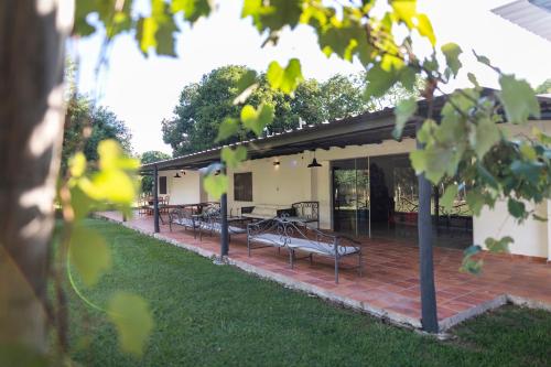 eine Gruppe von Bänken auf einer Terrasse in der Unterkunft La Maria Casa Campo in Paraguarí