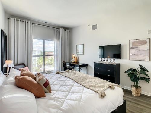 Un dormitorio blanco con una cama grande y una ventana en Pet friendly in Orlando area near Disney and ESPN Center en Orlando