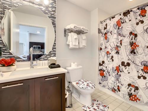 y baño con aseo y cortina de ducha. en Pet friendly in Orlando area near Disney and ESPN Center en Orlando