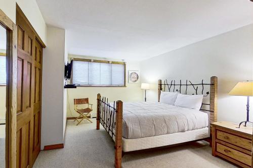 um quarto com uma cama grande e uma janela em Phoenix 209 em Steamboat Springs