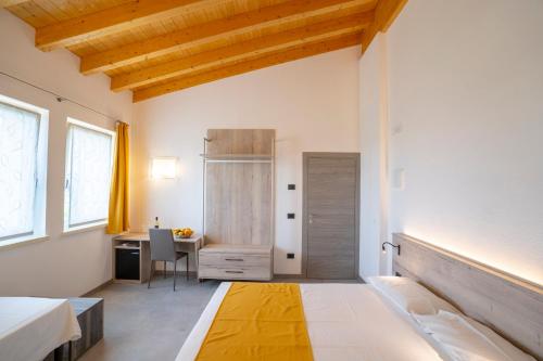 - une chambre avec un lit et un bureau dans l'établissement RipassoQui, à Custoza