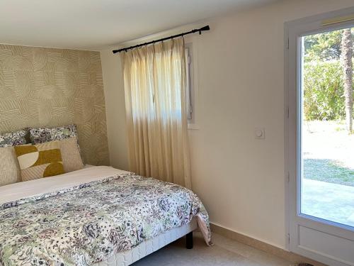 une chambre avec un lit et une fenêtre dans l'établissement Magnifique Studio Tropézien à 300 m de la plage (parking gratuit), à Saint-Tropez