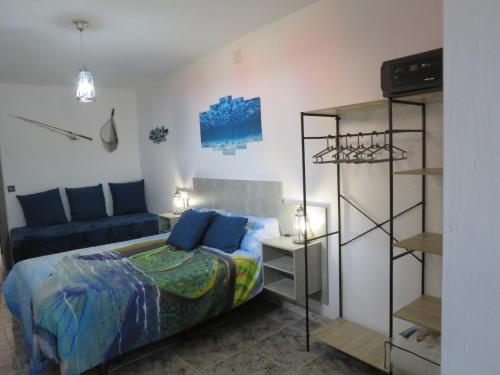1 dormitorio con cama y estante para libros en Casa Rural El Pescador, 