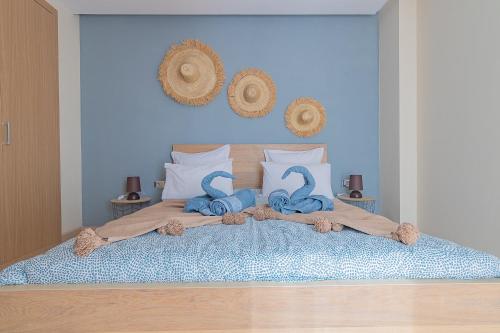 Un dormitorio con una cama con dos toallitas. en Appartement moderne central Prestigia, en Marrakech
