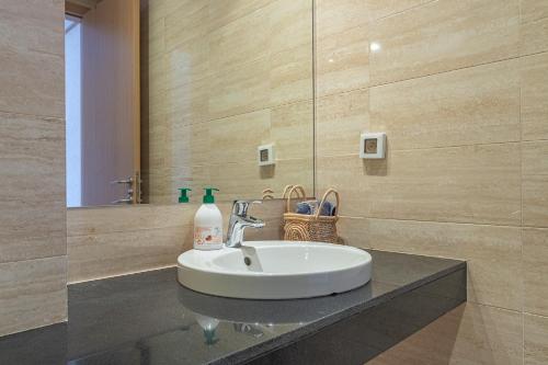 y baño con lavabo y espejo. en Appartement moderne central Prestigia, en Marrakech