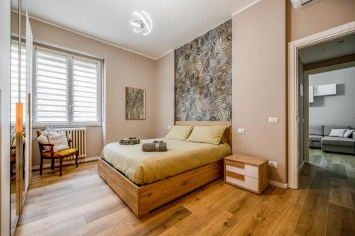 1 dormitorio con cama y ventana grande en Duomo a 10 minuti - Self check In Metro a 3 minuti a piedi en Milán
