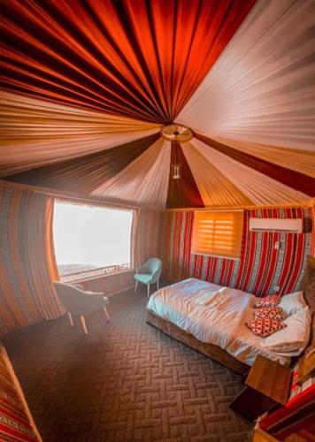 Postel nebo postele na pokoji v ubytování Wadi Rum Marcanã camp