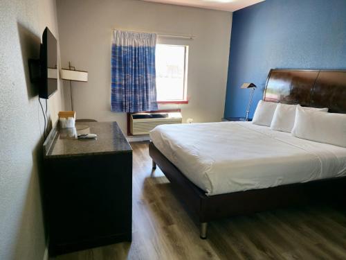 Ένα ή περισσότερα κρεβάτια σε δωμάτιο στο Budget Inn, Hwy 41