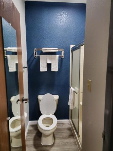 Ένα μπάνιο στο Budget Inn, Hwy 41