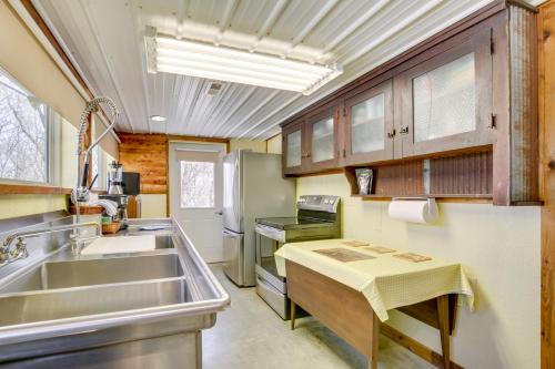 Kuchyň nebo kuchyňský kout v ubytování Cameron Nature Retreat Hike, Bike and More!