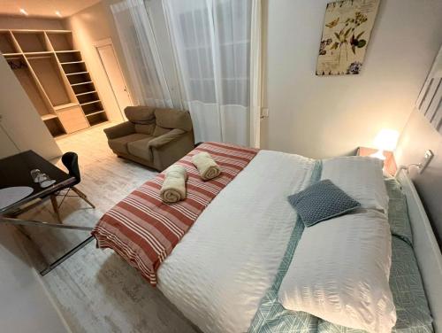 een slaapkamer met een bed en een bank in een kamer bij Habitación amplia con baño privado a pasos de la playa en piso familiar in San Sebastian