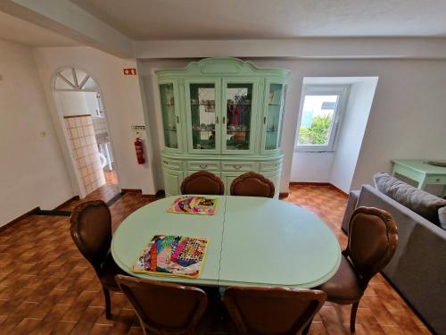 uma sala de jantar com mesa e cadeiras em Apartamentos Garrett em Horta