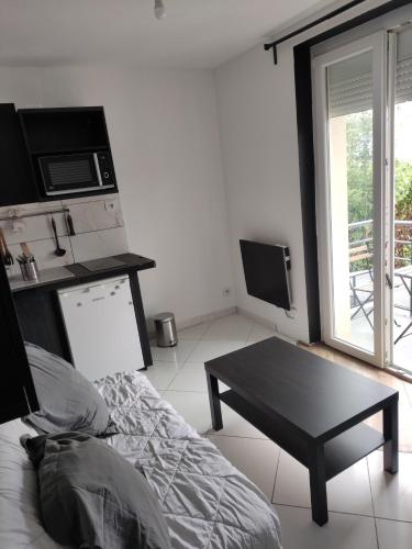 Studio bien situé avec un balcon