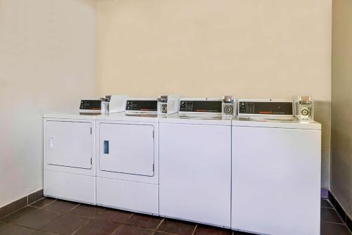 3 machines à laver assises l'une sur l'autre dans l'établissement Motel 6 North Little Rock, AR-JFK Blvd, à North Little Rock