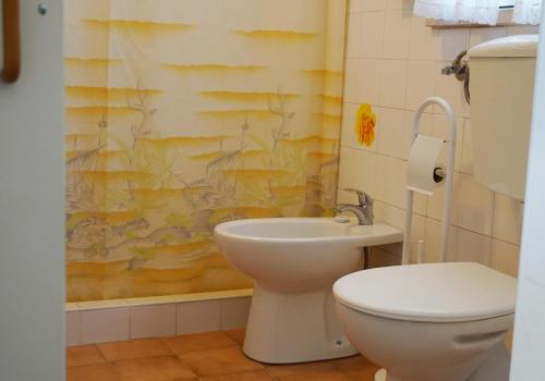 een badkamer met een toilet en een wastafel bij Casinha Robusto 