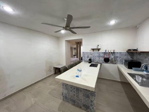 - une cuisine avec un ventilateur de plafond et un comptoir dans l'établissement Departamento Barrio de Santiago, à Mérida