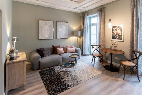 een woonkamer met een bank en een tafel bij Villa Wickenburg in Salzburg