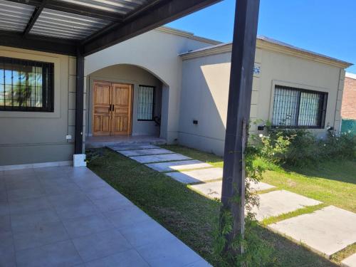 Casa con porche y puerta de madera en Casa en San Lorenzo Chico, Salta en Salta