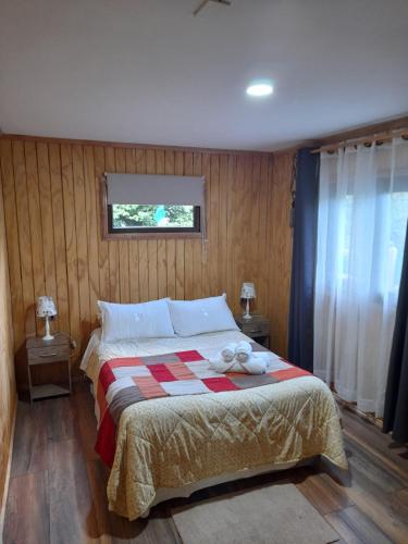 Tempat tidur dalam kamar di Borde Rio Coyhaique Cabaña y Tinaja