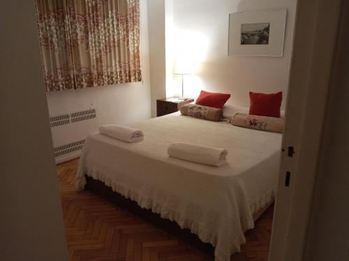 1 dormitorio con 1 cama con 2 almohadas en Departamento entero en el centro para 4 en Buenos Aires