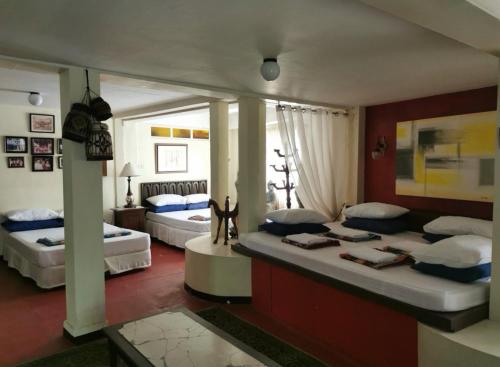 1 Schlafzimmer mit 2 Betten in einem Zimmer in der Unterkunft CASA CONCHITA BED & BREAKFAST in Taal