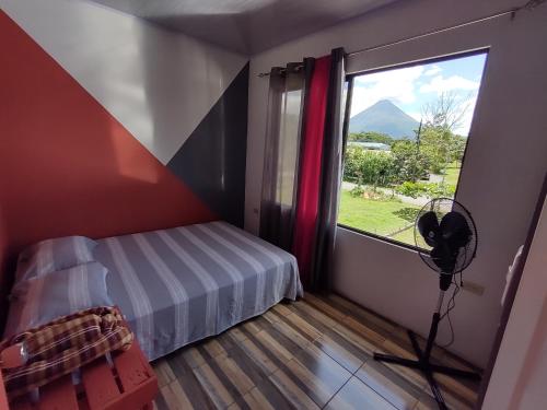 1 dormitorio con cama y ventana grande en Almendro apartments, en Fortuna