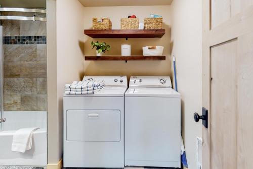 a small laundry room with a washer and dryer at Cascade Cabin in Sunriver