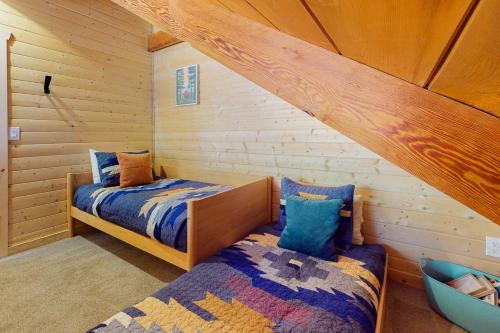 a bedroom with two beds in a log cabin at Cascade Cabin in Sunriver