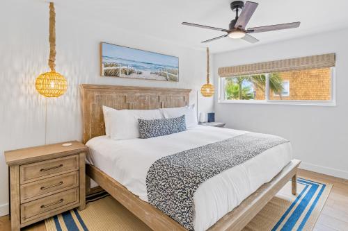 Schlafzimmer mit einem Bett und einem Deckenventilator in der Unterkunft Balboa Beauty in Newport Beach