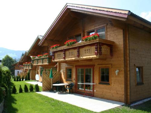 ニーデラウにあるChalet Wildschönauの花の咲くバルコニー付きの家