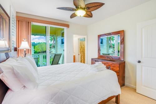 Un dormitorio con una gran cama blanca y una ventana. en Nihilani 31A, en Princeville