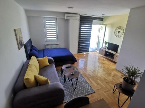 ein Wohnzimmer mit einem Sofa und einem Tisch in der Unterkunft DJS-Modern Studios in Skopje