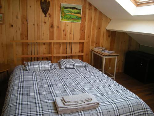 a bedroom with a bed with two towels on it at Au Bout du Jardin in Waterloo