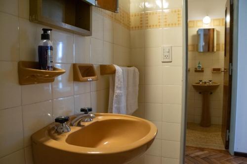 a bathroom with a sink and a toilet at Cómodo y Agradable Departamento Céntrico in Rosario