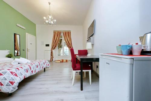 Una cama o camas en una habitación de Lucky Holiday Rooms