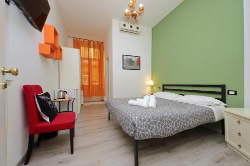 Una cama o camas en una habitación de Lucky Holiday Rooms